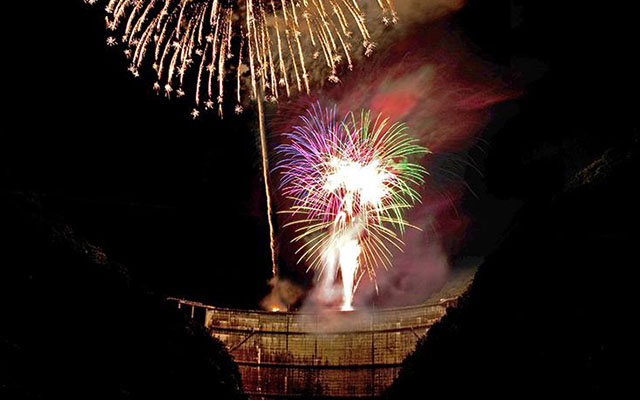 上椎葉ダムに打ちあがる花火のイメージ