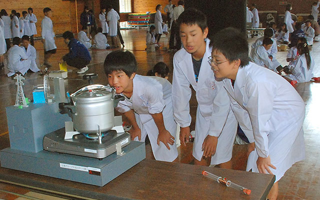 白衣を着た子ども博士が理科実験に挑戦！のイメージ