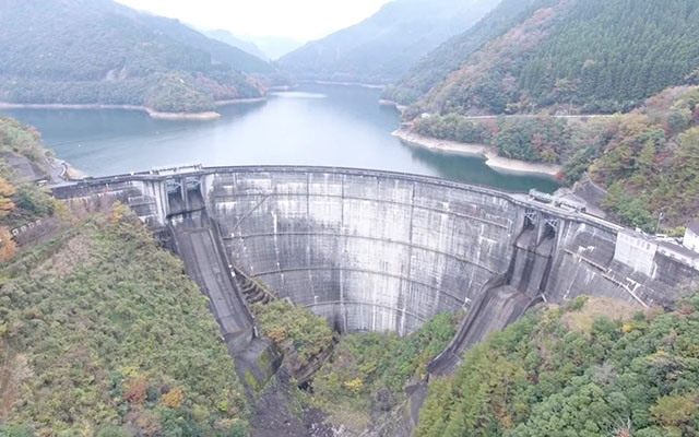 ドローンで撮影！日本初の本格的アーチ式ダム「上椎葉ダム」のイメージ
