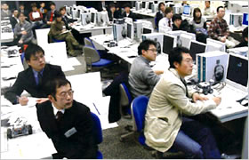 カーエレクトロニクス人材を育てる実践的な組込みシステム講座の様子
