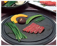 カーボンプレートで焼くステーキの写真