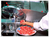 オーダーに合わせて肉をスライスしている写真