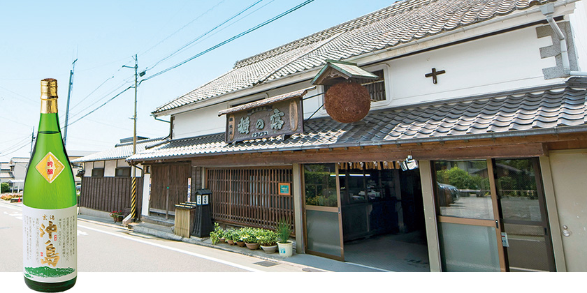 勝屋酒造の外観の写真と日本酒「沖ノ島」の写真