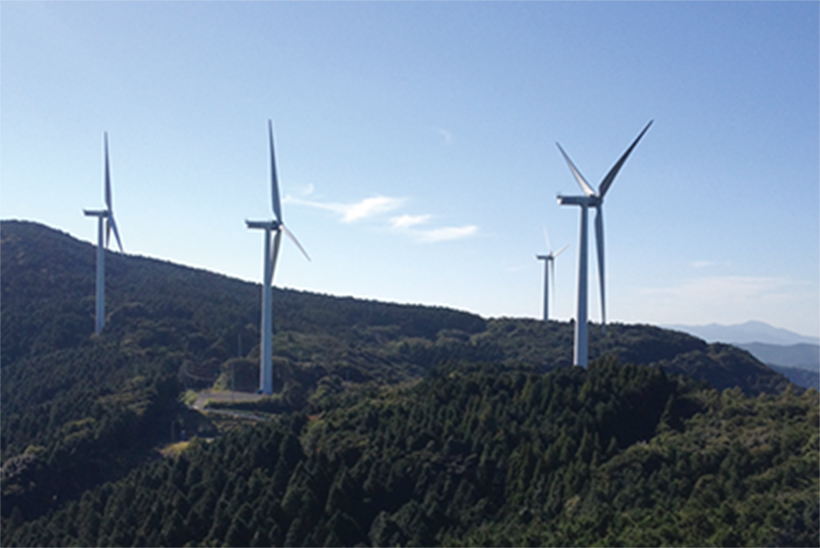 鷲尾岳風力発電所の風車の写真
