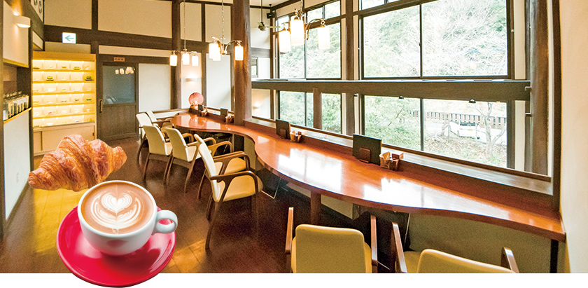 龍泉荘 奥の院 木もれ陽の店内とコーヒー、自家製パンの写真