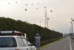 熱気球の追跡監視している写真