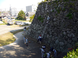 佐賀城鯱の門周辺の清掃活動の様子
