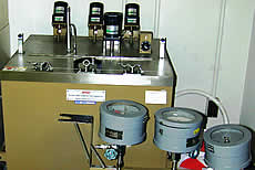 回転ボンベ式酸化安定度試験装置の写真