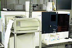 高周波誘導結合プラズマ発光分光分析装置の写真