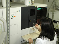 高周波誘導結合プラズマ発光分析装置（ICP）の写真