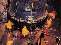 原子炉圧力容器上蓋取り外し作業の写真