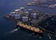 LNGタンカーと北九州エル・エヌ・ジー基地の写真
