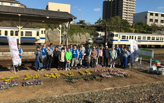 田川商工会議所の皆さまと「JR田川後藤寺駅構内花植えボランティア」を開催しましたのイメージ