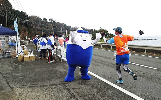「第12回天草マラソン大会」で給水ボランティアのイメージ