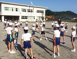 鹿児島市立吉田小学校 タグラグビー教室の様子の写真