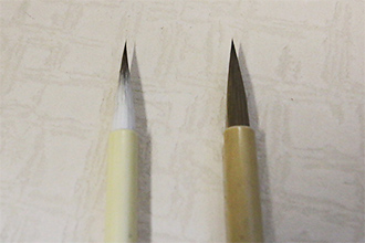 「すき穂」と呼ばれる形状をもった筑紫筆(左)の写真