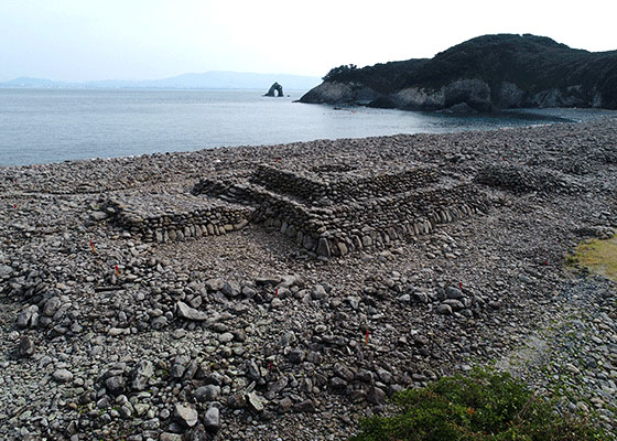 国指定史跡の「相島積石塚群」の写真