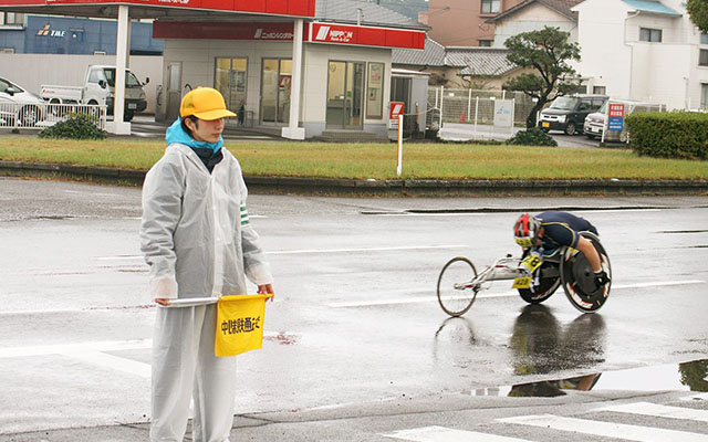 車いすマラソン大会でのボランティア活動のイメージ