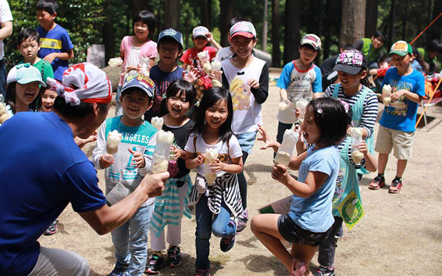 森の中で遊びながら学ぶのイメージ