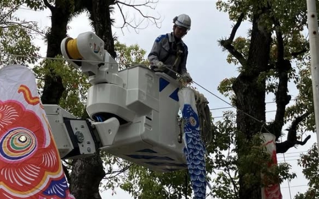 上野若宮八幡社の周辺清掃とこいのぼり掲揚を実施しました