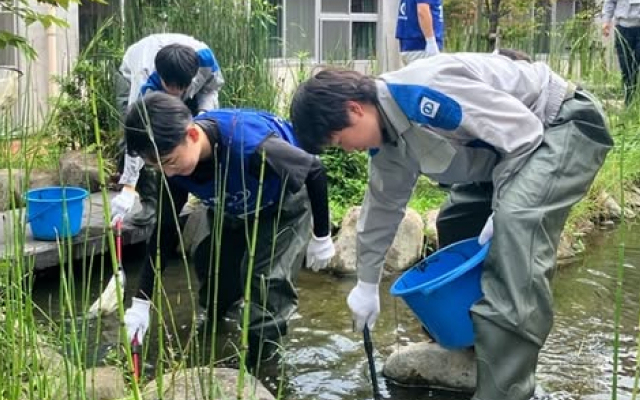 “伊良林小学校の「ホタル池」で「藻バイバイプロジェクト」を行いました