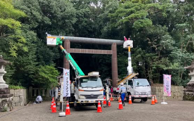 地域のみなさまと一緒に宮崎神宮の清掃活動を行いました