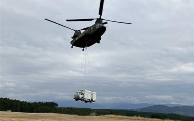 陸上自衛隊大型輸送ヘリによる高圧発電機車等の空輸訓練を実施しました