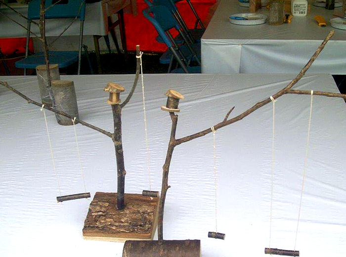 自然木で作るミニツリーハウスとブランコ 200円