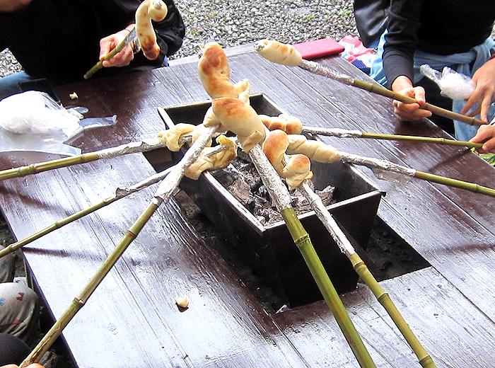 ねじりパン・焼きバナナ作り 100円