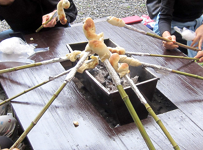 ねじりパン・焼きバナナ作り 100円