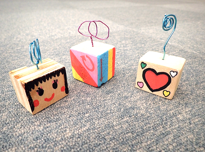 木のかけらのメモスタンド 200円