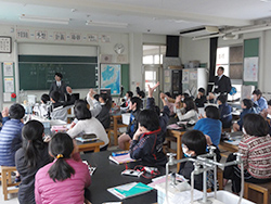 鹿児島市立八幡小学校にて出前授業