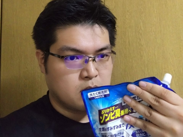 洗剤は詰め替えを見る様子 洗剤は詰め替えを見る様子