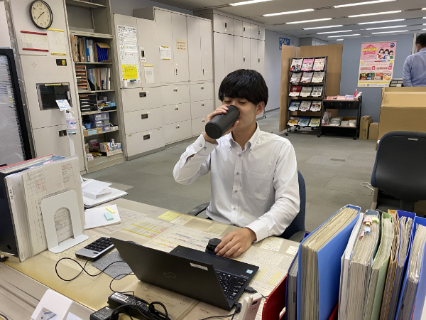 マイボトルの水を飲む様子