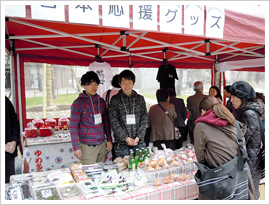 多くの来場者が東北の物産を購入されました