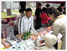 東北物産販売で積極的にお客さまの呼び込みを行う様子の写真