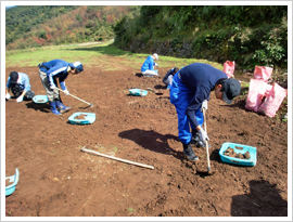 棚田に流入した石の除去作業