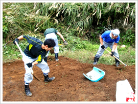 棚田に流入した赤土の除去作業