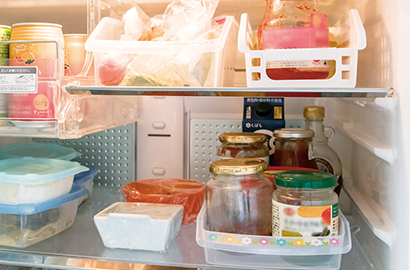 トレイを使って整理された冷蔵庫の写真