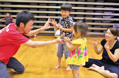 男性保育士とふたりの子どもが遊んでいる写真