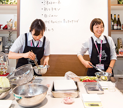 スタッフの女性が料理をしている写真