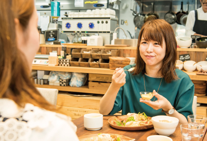 ランチを楽しむ久木元さんの写真