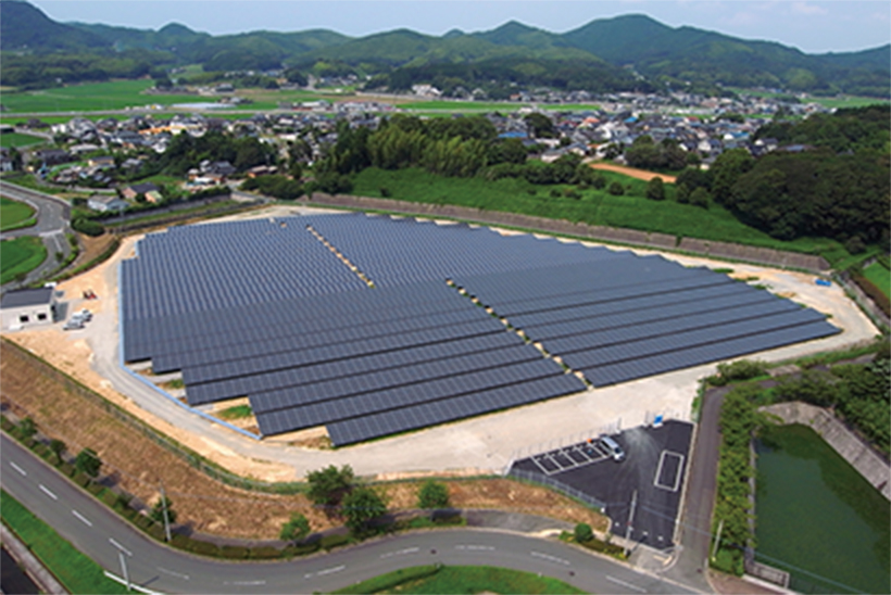 宗像アスティソーラー発電所の太陽光パネルの写真