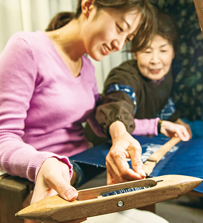 はた織り体験をしている写真