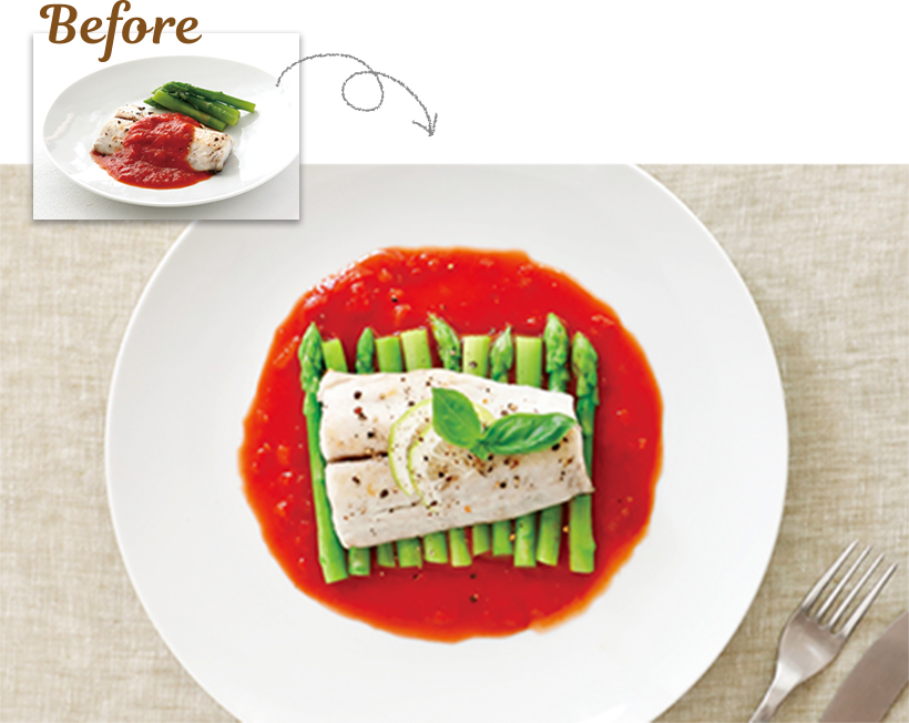 トマトソースの上にアスパラ、魚のソテーの順で盛りつけた写真