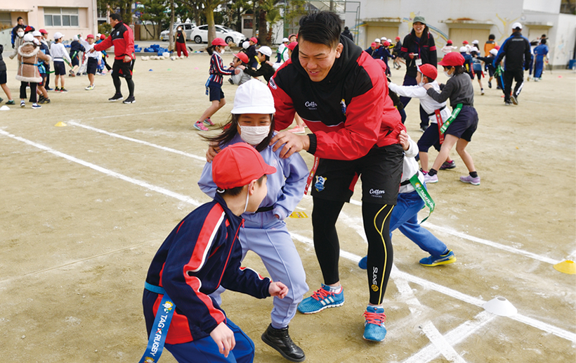 ヴォルテクスの選手が小学校のレクリエーションに参加している様子の写真