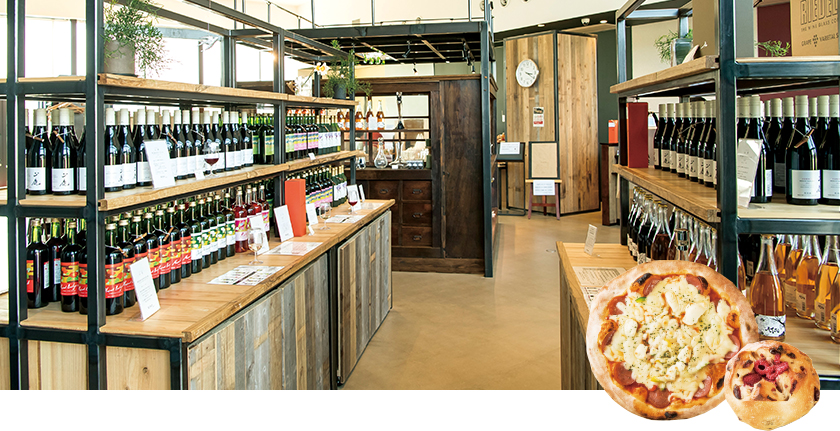 菊鹿ワイナリーの店内とAIRA RIDGE STUDIOのピザとパンの写真