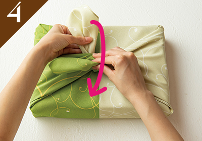 ４ 左手で持った部分を、真上に引き上げてから手前に下ろしている様子の写真