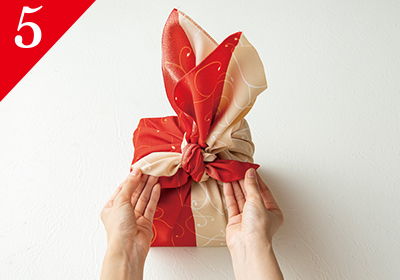 ５ 手前に下ろした２本を使って、「ま結び」をしている様子の写真