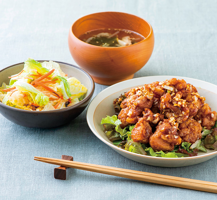 油淋鶏（ユーリンチー）風唐揚げ・白菜とりんごのサラダ・わかめスープの写真